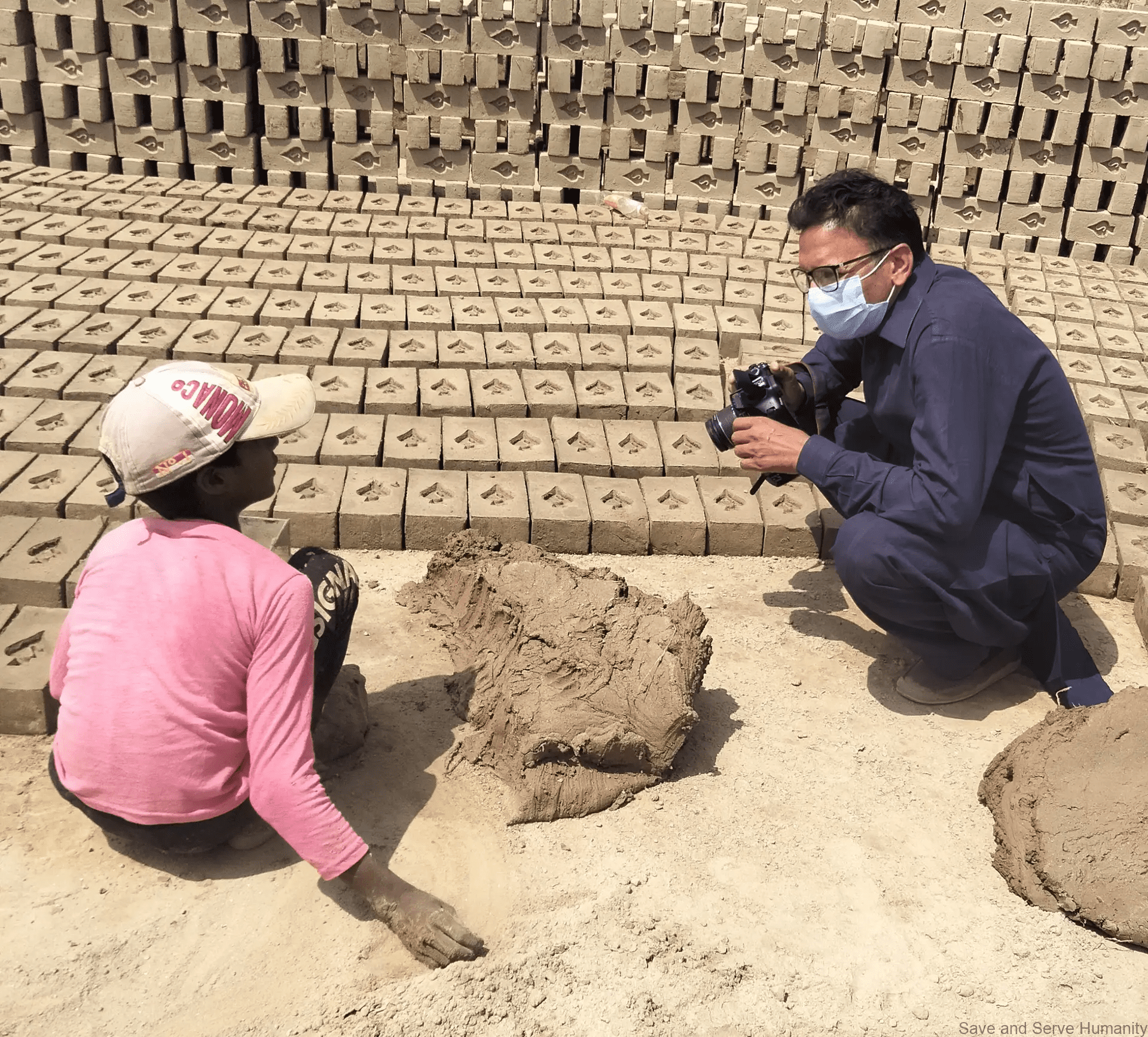 Women and children at a brick-kiln medical camp connected to SSH's Kasur outreach.